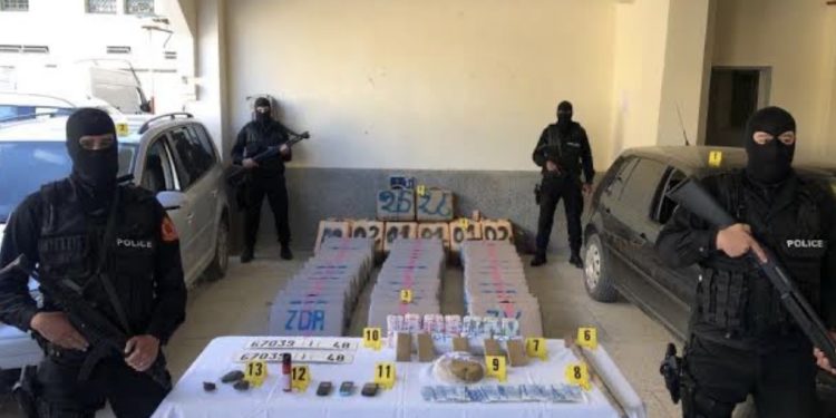الناظور.. توقيف شخص وحجز أزيد من 23 كيلوغرامًا من الشيرا مخبأة داخل أطباق للحلويات