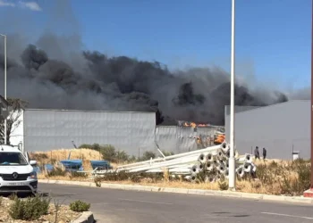 حريق مهول يستنفر السلطات داخل وحدة صناعية بطنجة