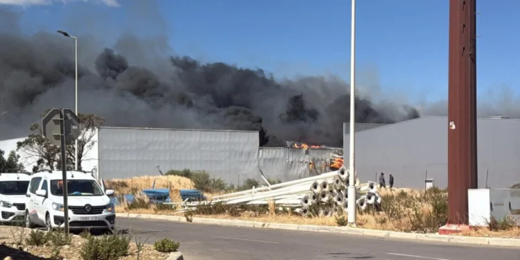 حريق مهول يستنفر السلطات داخل وحدة صناعية بطنجة