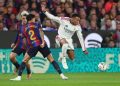 ريال مدريد يحسم قمة “الكلاسيكو” أمام برشلونة بهدفين مقابل هدف في الليغا