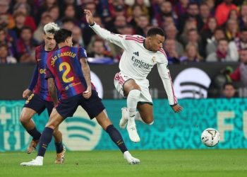ريال مدريد يحسم قمة “الكلاسيكو” أمام برشلونة بهدفين مقابل هدف في الليغا