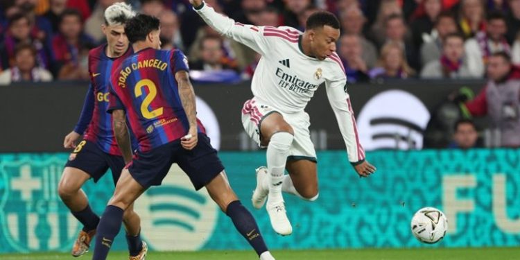 ريال مدريد يحسم قمة “الكلاسيكو” أمام برشلونة بهدفين مقابل هدف في الليغا