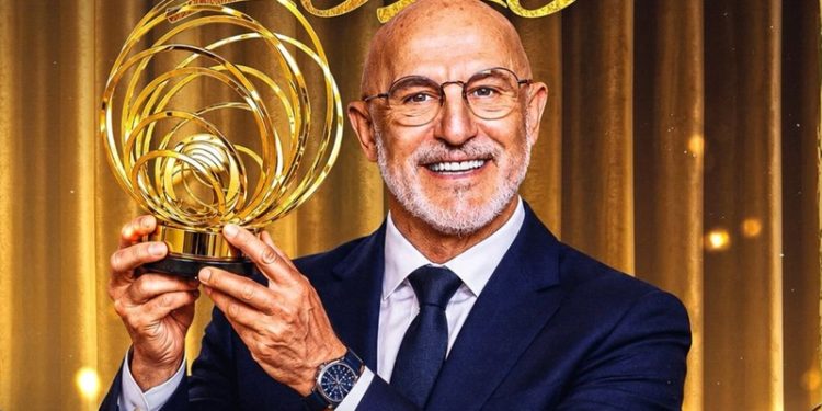 لويس دي لا فوينتي يتوج بجائزة أفضل مدرب في العالم