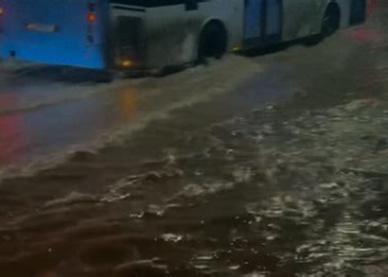 أمطار غزيرة تقطع الطريق الجهوية 704 بسبب ارتفاع صبيب وادي دادس بتنغير