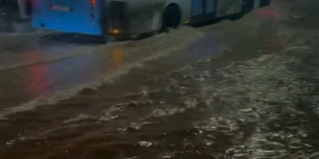 أمطار غزيرة تقطع الطريق الجهوية 704 بسبب ارتفاع صبيب وادي دادس بتنغير