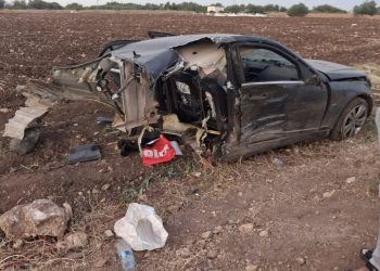 مشهد صادم بمدخل برشيد.. سيارة تتحول إلى حطام والسائق يصارع من أجل حياته