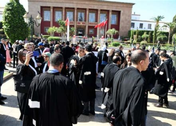 بعد أكثر من أربعة أشهر من التوقف.. محامو المملكة يعودون إلى المحاكم وسط استمرار المطالب