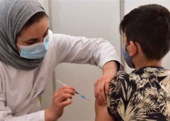 اللقاحات متوفرة مجاناً.. وزارة الصحة تدعو الأسر إلى استكمال تلقيح أطفالها