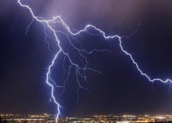 عواصف رعدية قوية تهز الدار البيضاء ليلاً وتوقظ السكان من نومهم