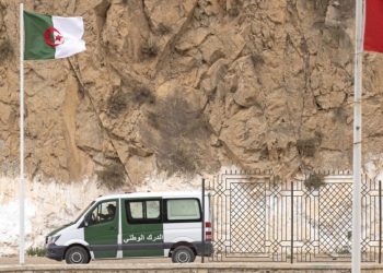 قضية توقيف 61 مغربياً بالجزائر تثير التساؤلات حول شخص مشتبه في تنظيمه رحلات الهجرة السرية