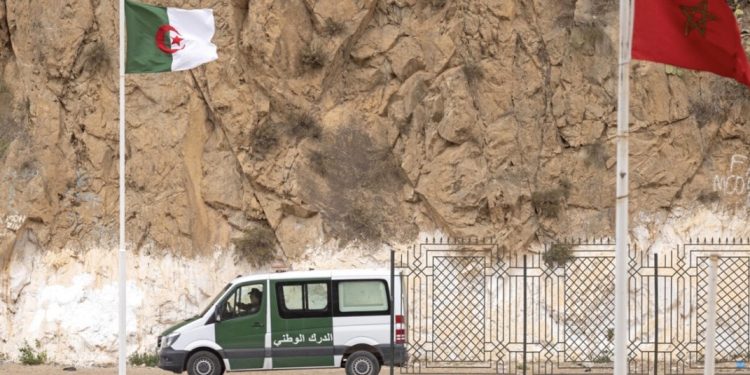 قضية توقيف 61 مغربياً بالجزائر تثير التساؤلات حول شخص مشتبه في تنظيمه رحلات الهجرة السرية