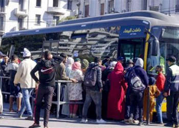 “اكتظاظ حافلات الدار البيضاء صباحًا و مساءً.. معاناة يومية تستدعي تدخّلًا عاجلًا!”