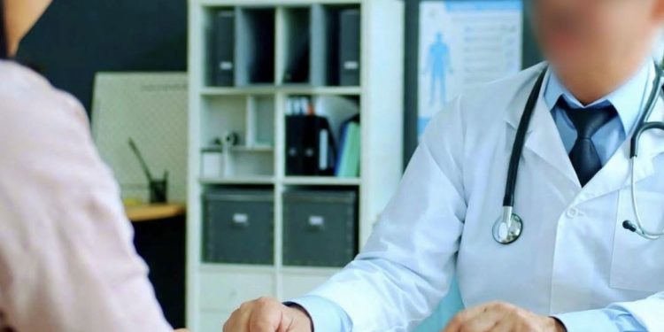 150 درهماً سقفاً للاستشارة الطبية.. مطالب شعبية تواجه غلاء أتعاب الأطباء بالقطاع الخاص