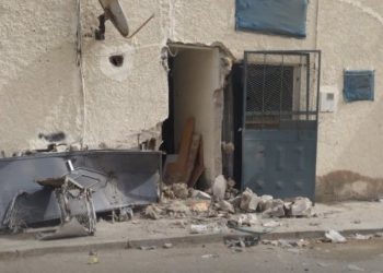 العيون على وقع مطاردة مثيرة.. سيارة تقتحم منزلاً ومواجهة عنيفة تنتهي بالفرار