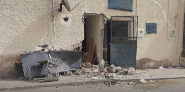 العيون على وقع مطاردة مثيرة.. سيارة تقتحم منزلاً ومواجهة عنيفة تنتهي بالفرار