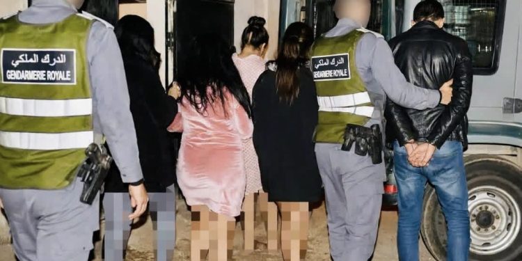 الدرك الملكي بتسلطانت يداهم منزلاً مشتبهاً في استغلاله للدعارة ويوقف 7 أشخاص