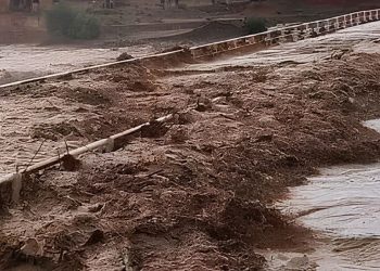 بسبب الأمطار الغزيرة.. انقطاع حركة السير بثلاثة محاور طرقية بالمغرب