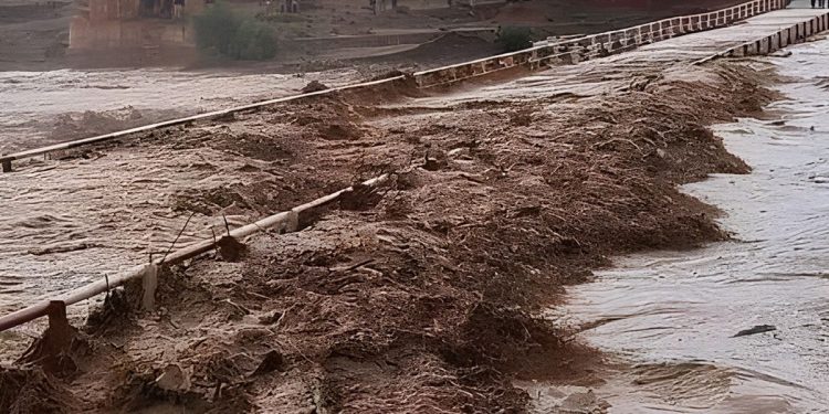 بسبب الأمطار الغزيرة.. انقطاع حركة السير بثلاثة محاور طرقية بالمغرب