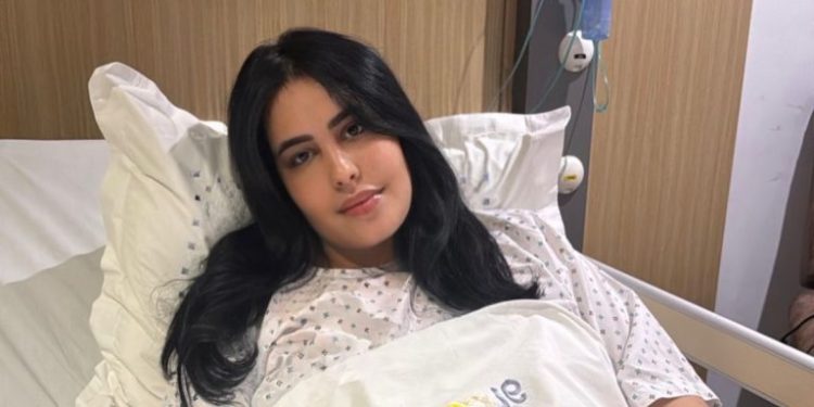 كوثر تيسية تطمئن جمهورها بعد نجاح عمليتها الجراحية