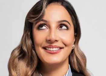 احتجاجات فرنسا تؤجل عرض الكوميدية المغربية لبنى الجوهري في باريس