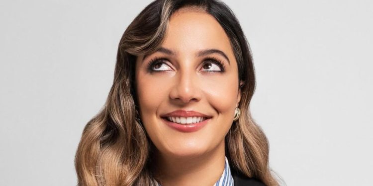 احتجاجات فرنسا تؤجل عرض الكوميدية المغربية لبنى الجوهري في باريس