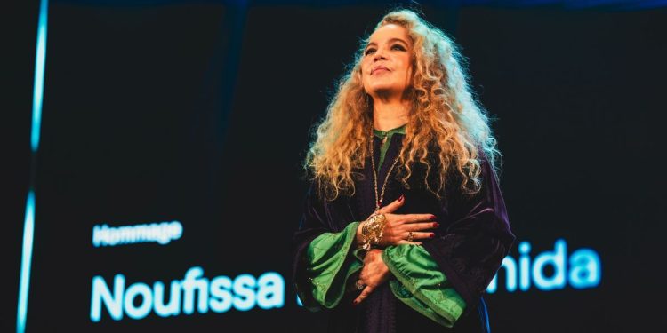 نفيسة بنشهيدة تحتفي بتكريمها بوجدة وتوجه رسالة مؤثرة لجمهورها